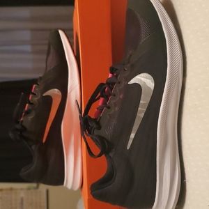 Nike Black/Metallic Silver Sneakers 6Y